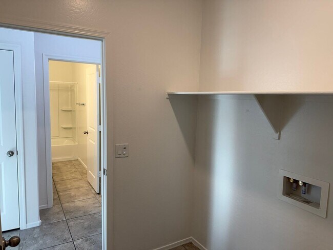 Building Photo - 1086 W Avalon Canyon Dr