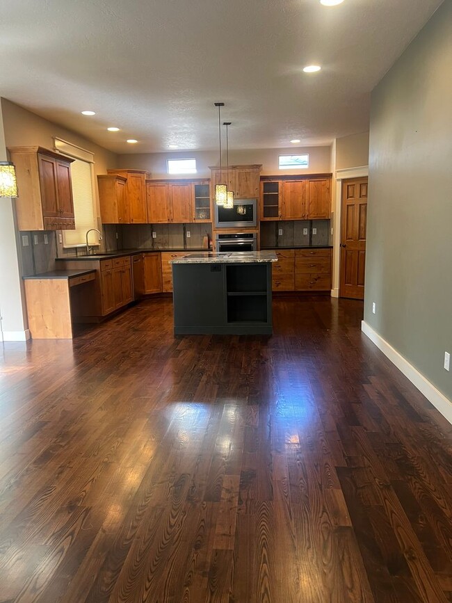 Building Photo - "Luxury Living: Stunning home with marble counter tops & Fireplace!"