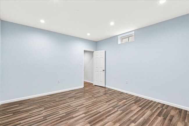 Building Photo - 8627 Fleetwood Dr