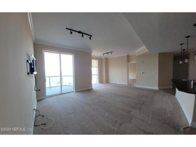 Building Photo - Luxury Condo at Peninsula