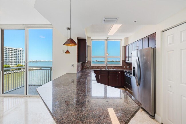 Building Photo - 2000 N Bayshore Dr