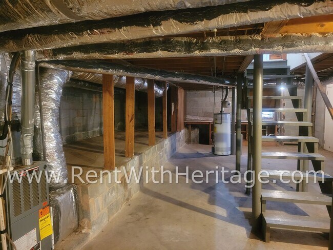 Building Photo - GRAMPA'S BUNGELOW - AWESOME BRICK RANCH WITH FULL UNFINISHED BASEMENT / GREAT LOCATION
