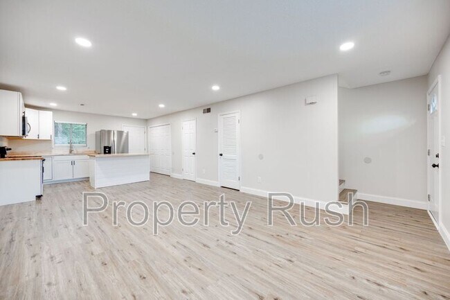 Building Photo - 2323 Green Forest Dr