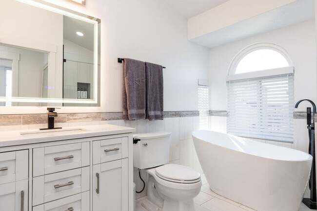 Building Photo - 2744 Newcastle Dr