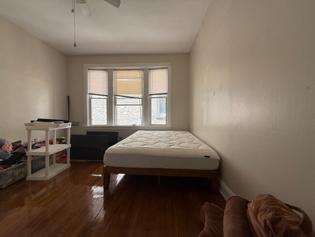 Building Photo - Rogers Park 2 Bed 1 Bath With Central AC & Heat, Beautiful Sunroom, Dog Friendly, Available July ...
