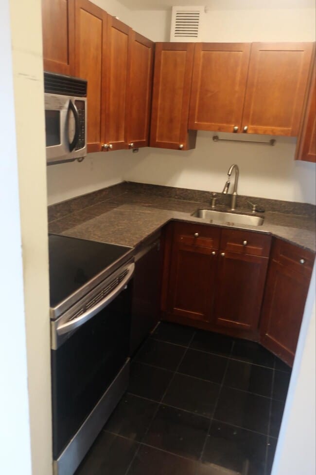 Kitchen - 300 Riverfront Dr