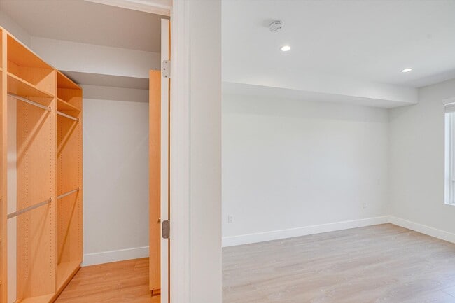 Building Photo - Riverside 4 Lease