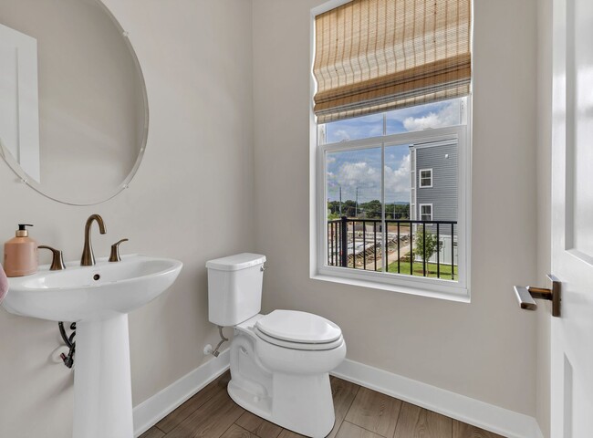 Building Photo - Modern 3 Bed, 3.5 Bath Townhome in The Nat...