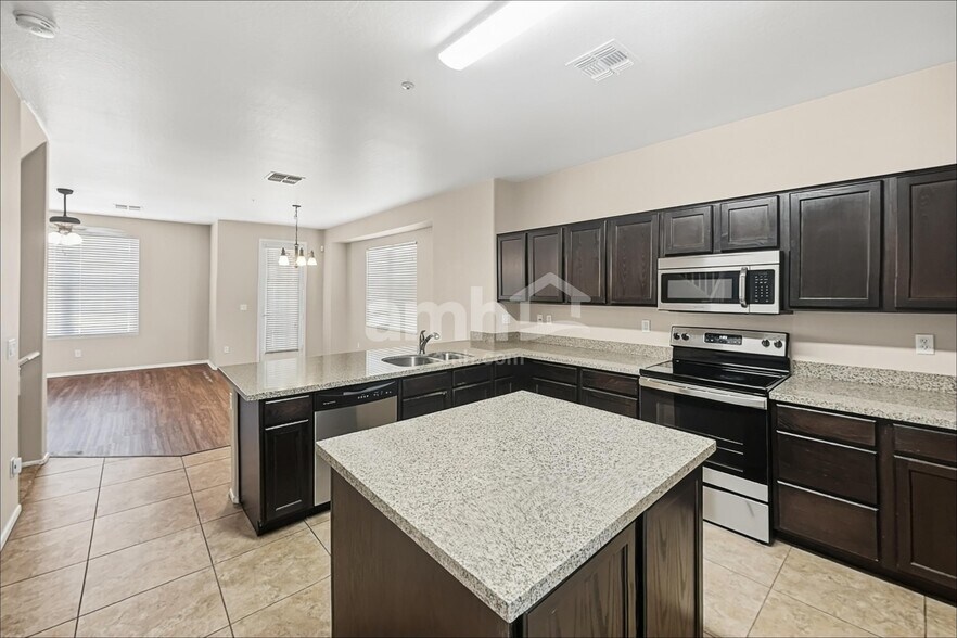 Building Photo - 894 S Annie Ln
