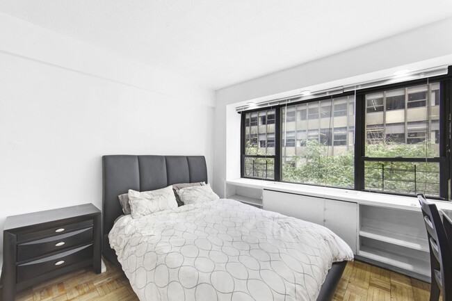 Building Photo - 210 E 47th St
