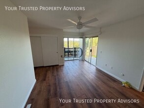 Building Photo - 526 S Tulip St