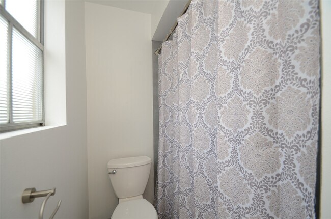 Building Photo - 5524 Beverly Hill St