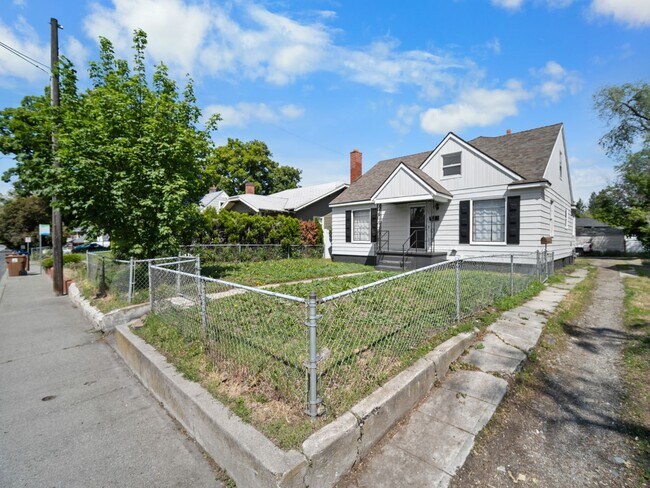 Building Photo - Near Campus! Cozy & Convenient Living