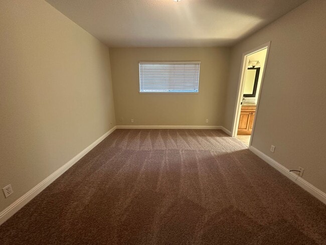 Building Photo - 2 Bedroom 2 Bathroom Updated Duplex with Y...