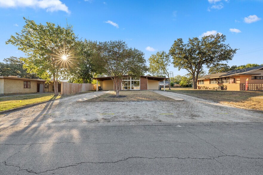 Building Photo - 605 Mary Lake Dr