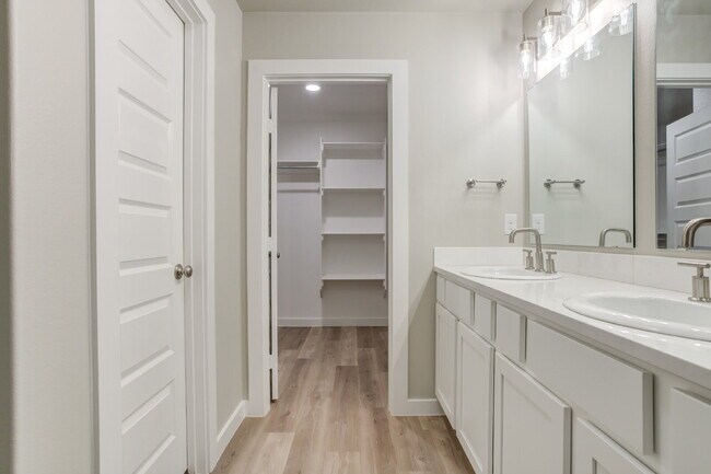 Building Photo - 4 Bed 2 Bath Home in South Lubbock! Extend...