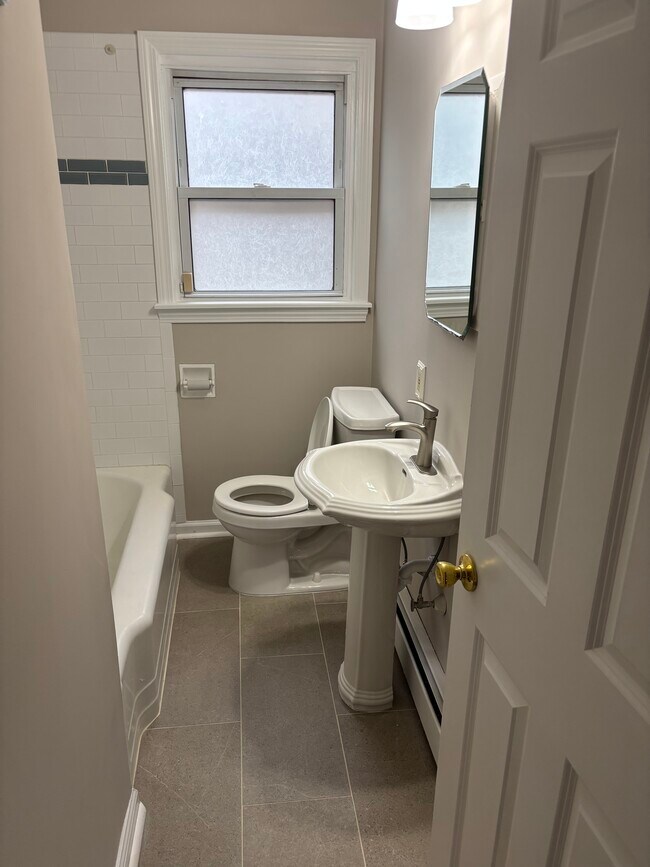 Building Photo - 94 Brewster Rd