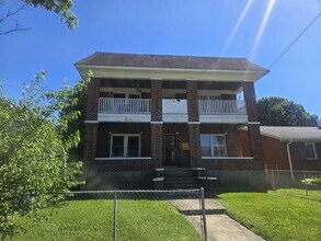 Building Photo - "Charming 2-Bed Retreat in Louisville - Cozy 700 Sq Ft at Vermont Ave!"