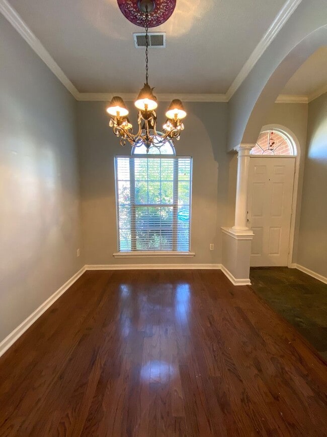 Building Photo - 3 bed, 2 bath in a gated community by Shel...