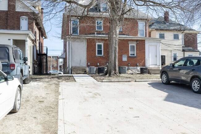 Building Photo - 1659 Summit St