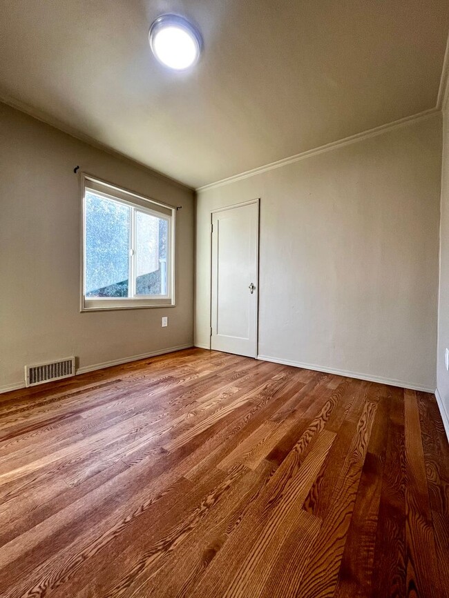 Building Photo - Move in special-$200 off first month's rent!