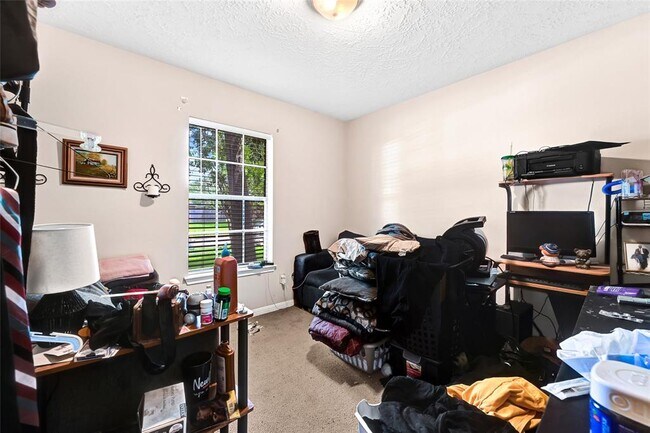 Building Photo - 2215 Saradon Dr