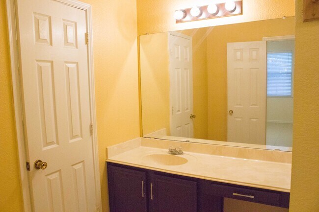 Building Photo - 7212 Park Creek Cir W