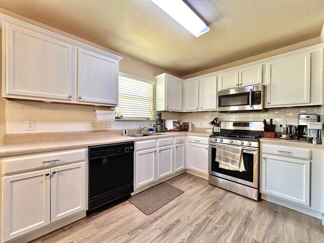 Building Photo - 3BR/2BA Home with Front Porch, Covered Dec...