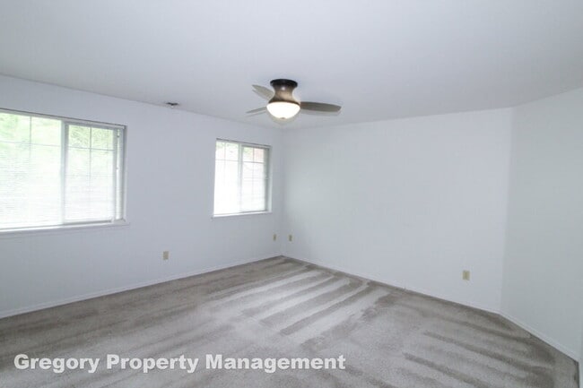 Building Photo - 2000 Village Green Dr