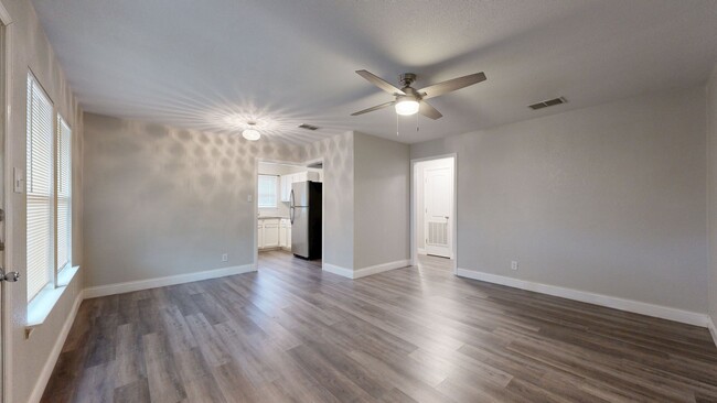 Building Photo - PRICE IMPROVEMENT NOW ONLY $995!!!