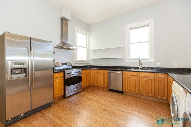 Building Photo - Noe Valley: House-like Apartment w/ 2 Bonus Rooms, Open Floor Plan & W/D in-unit