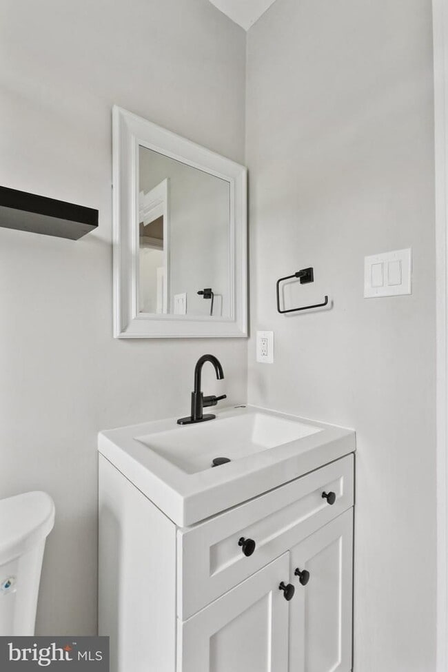 Building Photo - Charming 2-Bedroom Townhome Beautifully Updated and Convenient