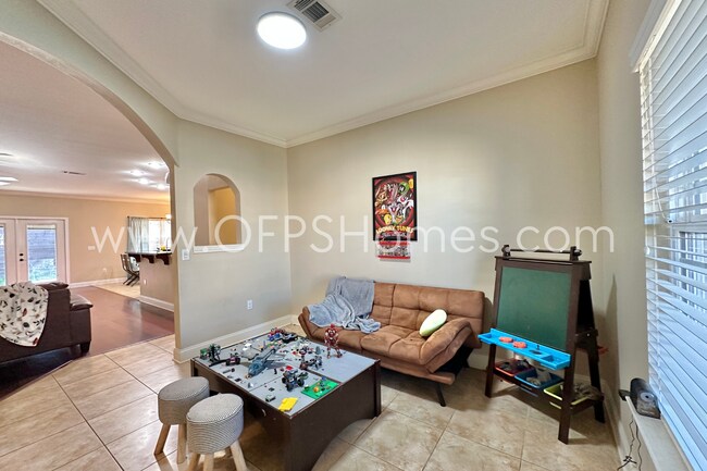 Building Photo - AVAILABLE IN AUG! 5BR/3BA IN S. CRESTVIEW