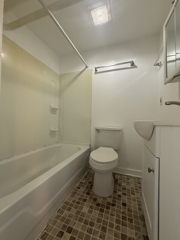 Building Photo - 33 Elm St