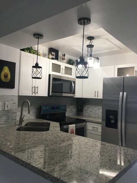 Building Photo - 2154 W 60th St