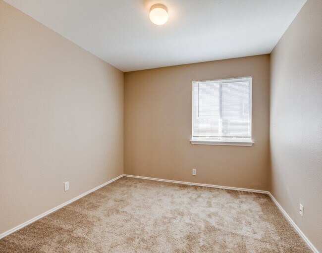 Building Photo - 611 Granite Cliff