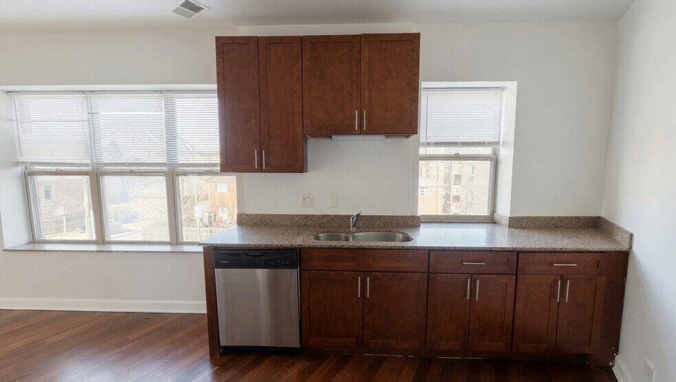 Building Photo - 2048 W Touhy Ave