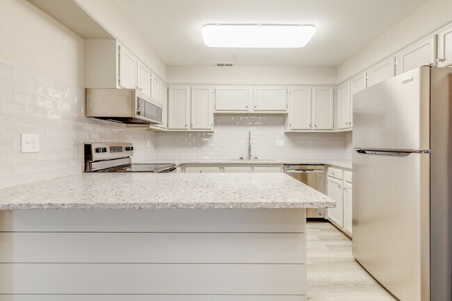 Building Photo - Fully Renovated 2-Bed Condo in Lake Wylie Woods – Prime Location with Community Amenities! $1,850...