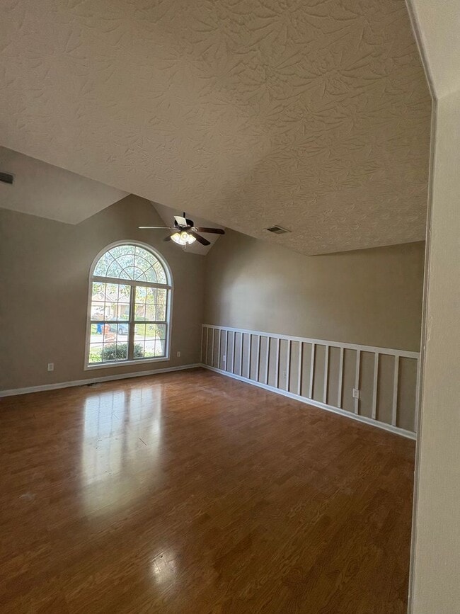 Building Photo - WOW! 3 bedroom/2 bath with garage.
