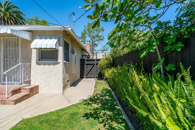Side rear yard door and fence all clear redwood - 2935 Westwood Blvd
