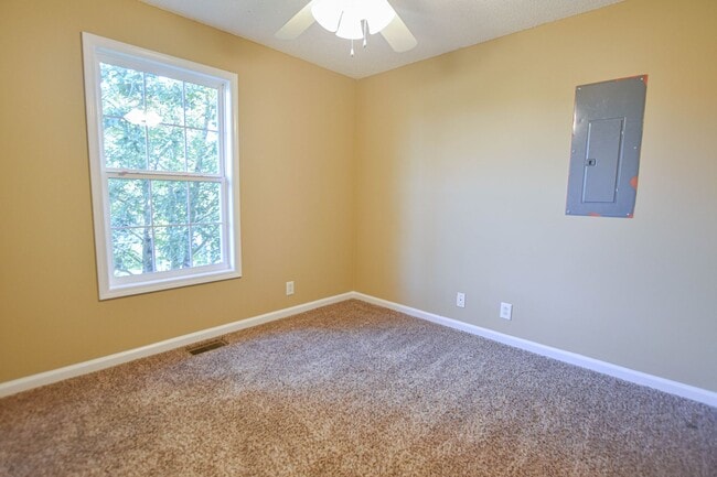 Building Photo - Pet Friendly Three Bedroon!