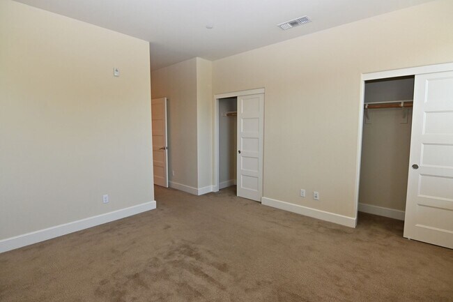 Building Photo - Tralee Village-Tri-Level Townhome, Modern Finished, Community Amenties (580 & Hopyard)