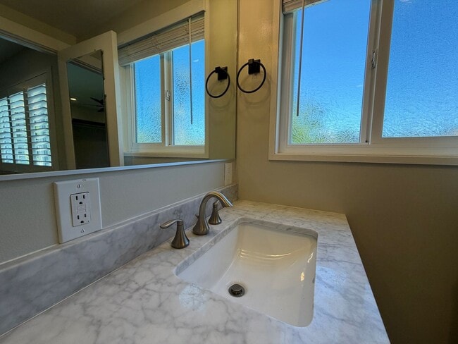 Building Photo - Nicely remodeled 1 bedroom Suite, All utilities paid + WiFi