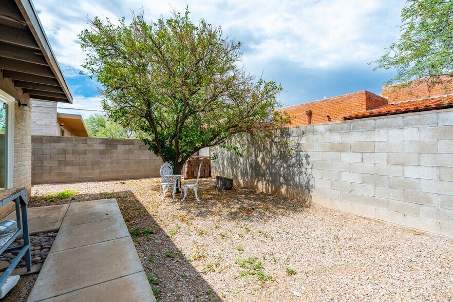 Building Photo - 1661 N Catalina Ave