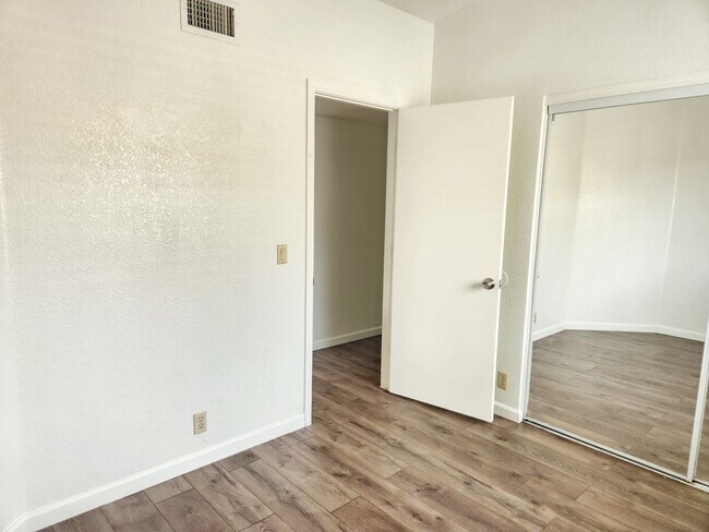 Building Photo - 3 bed 2.5 bath with loft