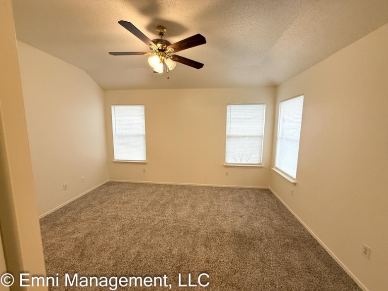 Building Photo - 2207 Garrett Dr