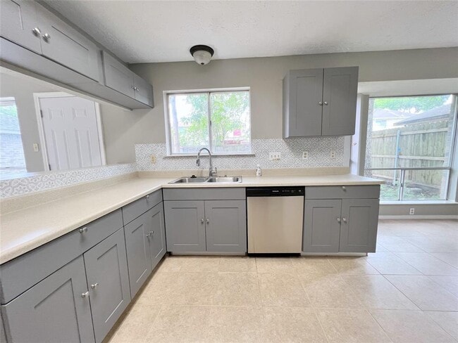 Building Photo - 2033 Sandy Knoll Dr