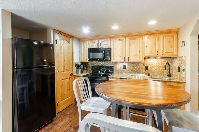 Building Photo - Redpine Chalet