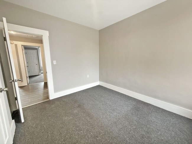 Building Photo - Modern Finishes, In-Unit Laundry & Bright Living Spaces