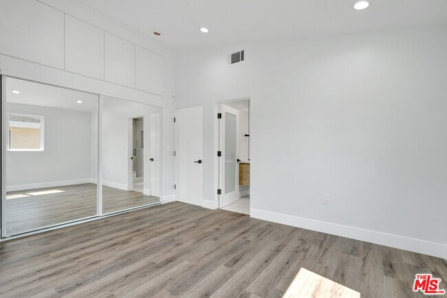 Building Photo - 11611 Burbank Blvd